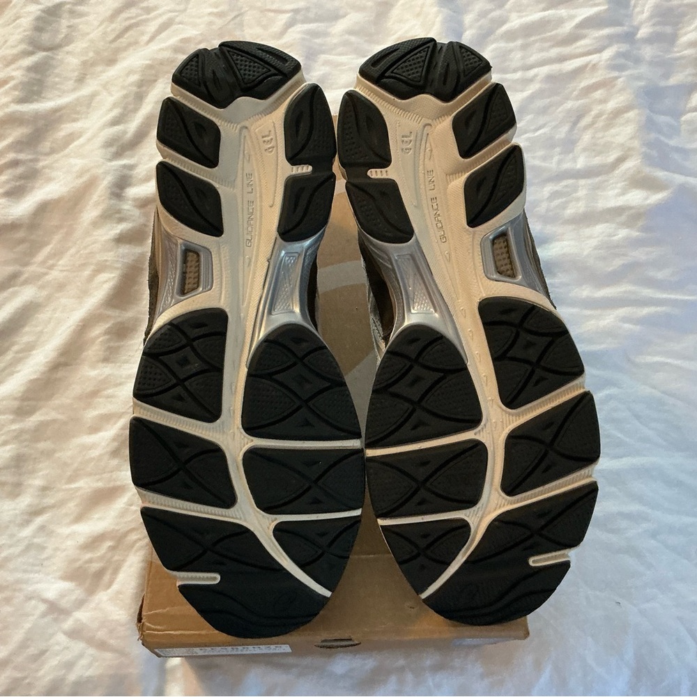 Asics White and Black Athletic Shoes - Picture 6 of 6